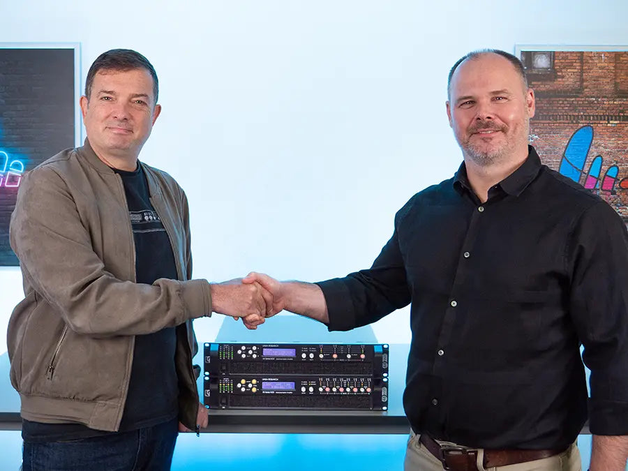 Martin Hildred (Linea Research) and Wayne Juggins (Leisuretec) shaking hands above amplifiers