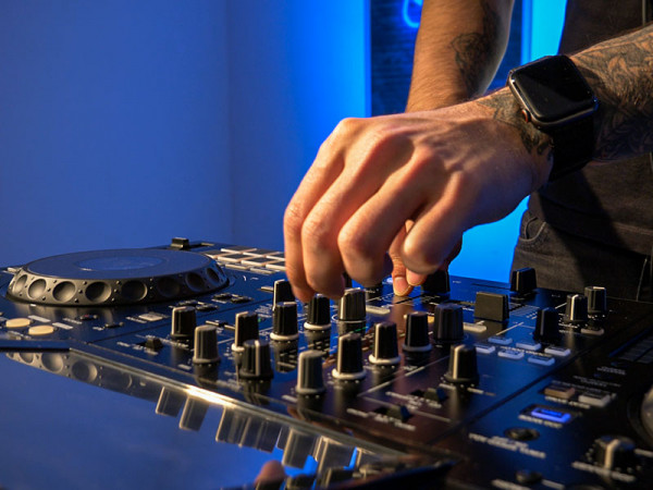 Pioneer DJ XDJ-RX3 Mixing