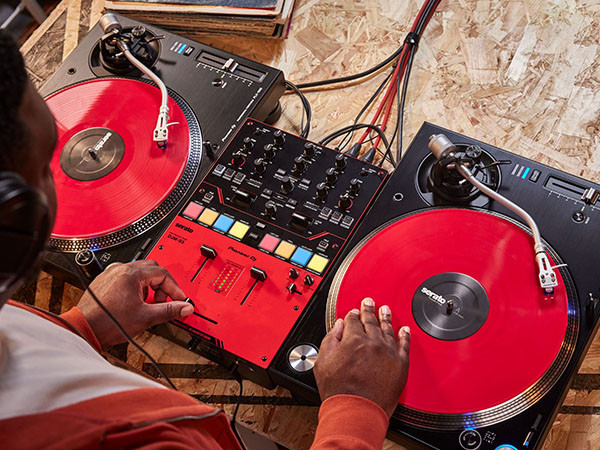 Pioneer DJ DJM-S5 Battle-Style Mixer with PLX-1000 Turntables